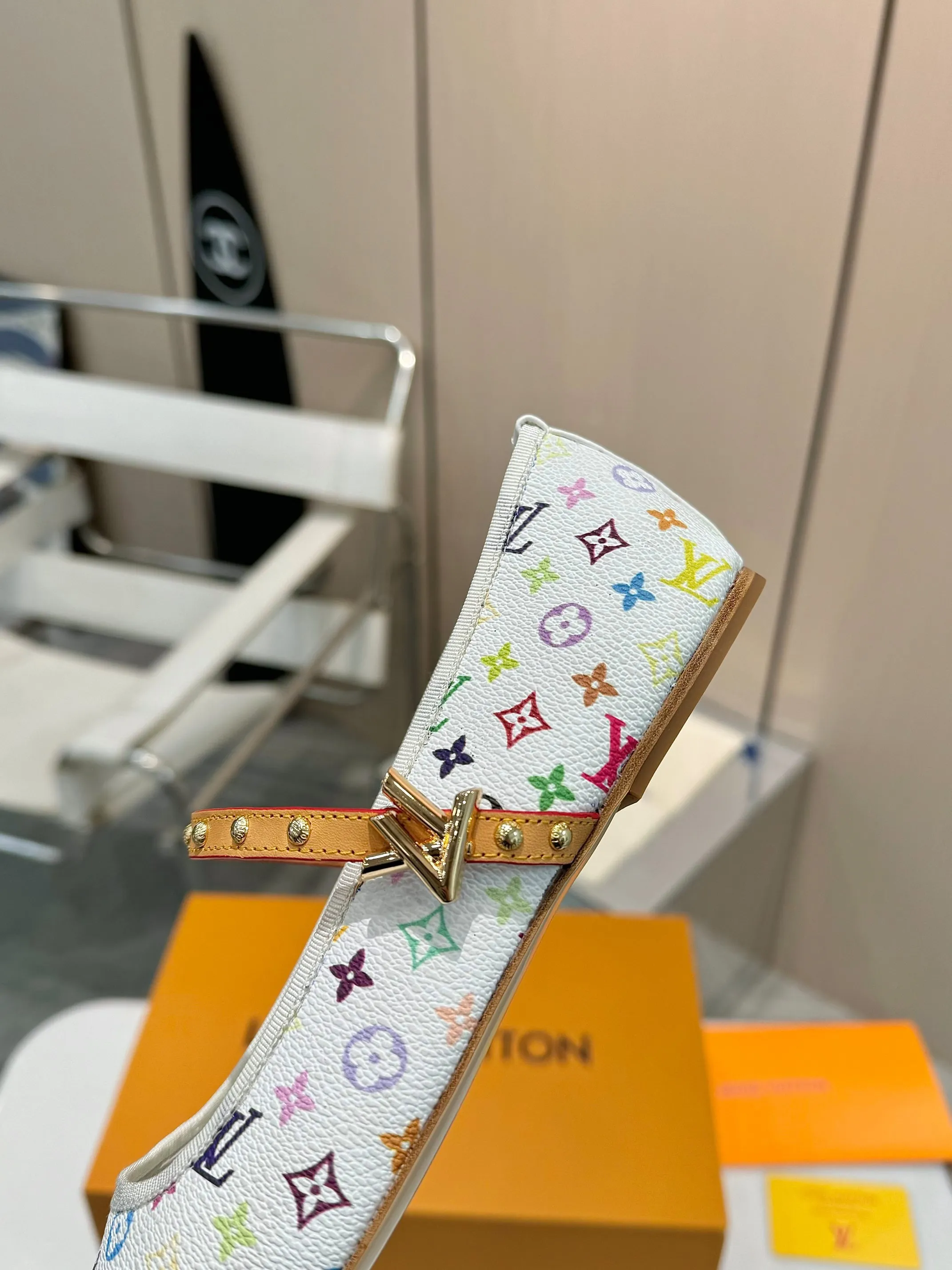 👟👟Ex-factory price 520👟👟 Women's shoes, women's clothing LV Louis Vuitton, a new luxury experience 👟👟 Today I recommend a Louis Vuitton beauty to everyone!  It uses high-grade genuine leather soles and feels comfortable on your feet, making every step feel like you are walking on the clouds.  High-end lasting technology, the foot feels incomparable!  💙The perfect combination of brand printed leather and brand hardware buckles creates a unique fashion sparkle, highlighting nobility and luxury!  Classic design, exquisite craftsmanship, and quality in every detail.  Whether it's the casual style of matching or the elegant style of a skirt, it can be easily controlled.  Wear this pair of Louis Vuitton and become the fashion focus of the street, showing off your elegant taste! 💃 Fabric: Brand printed fabric Lining: Breathable sheepskin Sole: Italian leather sole Size: 35-42 (34/40/41/42 customized)